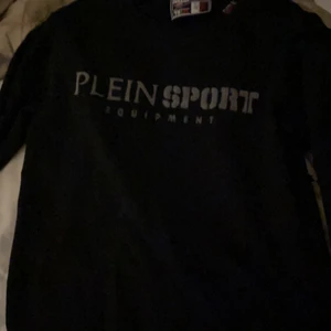 Plein Sport Sweitshirt - Phillip Plein Sport Sweitshirt. Syns lite dåligt men texten är glittrig. Cond 8-9/10 Storlek M Nypris runt 2500kr Kan mötas i Stockholm eller frakta