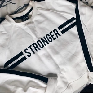 Stronger tröja  - Tröja från Stronger i bra skick, strl S 🤍