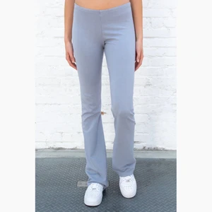 Brandy Melville Leia byxor  - Slutsålda Brandy Melville ”Leia” byxor - bootcut leggings i ljusblå färg. knappt använda, perfekt skick - köpta från hemsidan i vintras.  två första bilderna lånade från brandy melvilles hemsida. skickar gärna fler bilder.   frakt eller mötas 