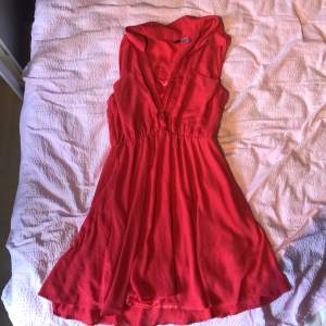 Söt röd klänning från HM storlek 38. Skön och flowig ❤️