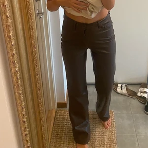 Skinnbyxor  - Bruna skinnbyxor full längd perfekt skick från bikbok 