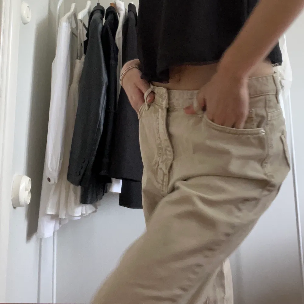 Snygga beigea jeans från GinaTricot, storlek 38. Bra skick, säljer då dom ej passar.. Jeans & Byxor.