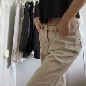 Beige jeans - Snygga beigea jeans från GinaTricot, storlek 38. Bra skick, säljer då dom ej passar.