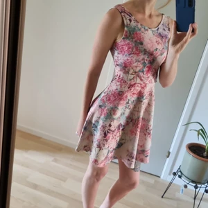 Klänning från sisters  - Fin följsam klänning knappt använd från sisters. 