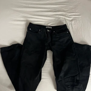 Acne jeans  - Ett par jätte fina lågmidjade bootcut  acne jeans som inte kommer till användning 