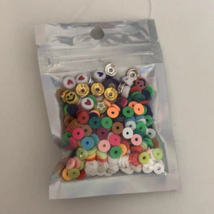 Pärlkitt med tråd - Säljer ett pärlkitt, det ingår pårlor och tråd.  Frakt: 12kr   Instagram: smileyyjewelry 