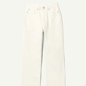  Weekday jeans! - Weekday rowe jeans!!!! I storlek w 28 l32 pass som s, säljer dem pga dem är förstora i midjan men typ aldrig andvänd 💗💕🫶🏻⚡️inga dekaler och dme är i super bra skick ❤️vid intresse skriv!!! Har även andra färger i samma storlek original pris är 500kr👌🏻🤩