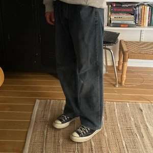 Levis 504 - Vintage Levis köpta i Portugal. W38 L34 passar mig som är 170 med bälte. snygg baggy fit och färgen är blå/grå. Pris 200. Frakt tillkommer annars möts vi på söder! 