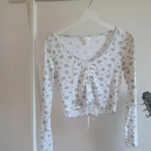 Blommig croppad tröja  - Är i nyskick. Storlek S/M med lilla blommor 
