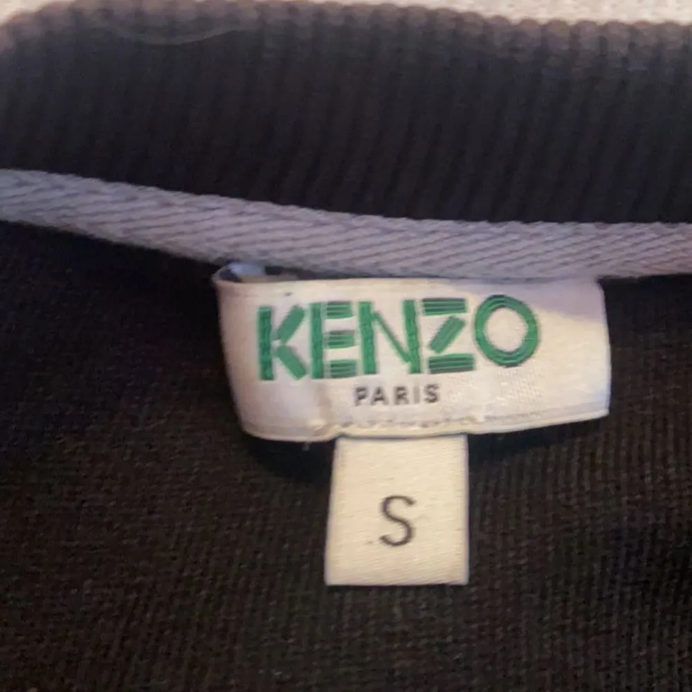 Säljer ännu en till kenzo tröja som bara ligger hemma och inte används. Köpt för 2år sen då den kosta ungefär 2300kr. Den är i ett bra skick använd försiktigt så den är i ett gott skick 7/10. Hoodies.