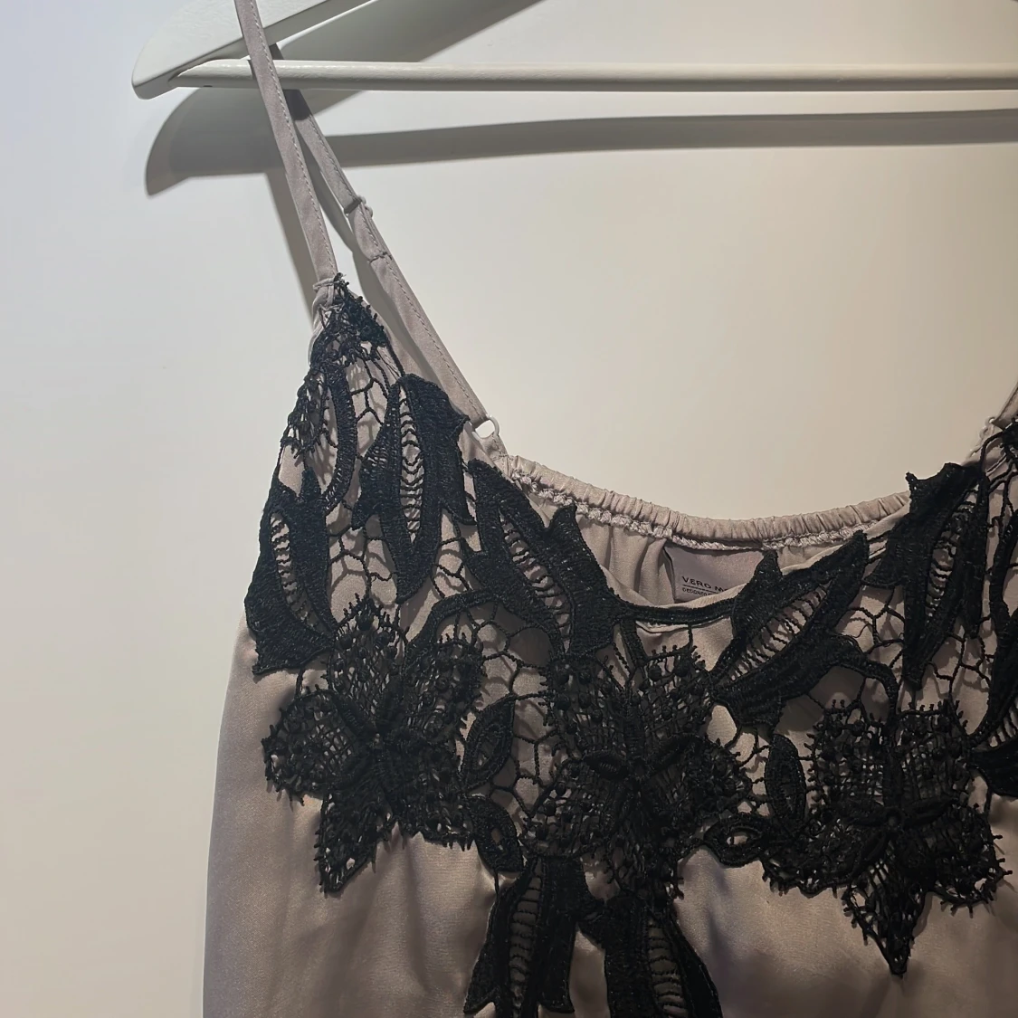 Vero moda sovset med spetsdetalj - 90