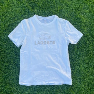 Lacoste T-shirt broderad - 🐊Lacoste t-shirt i mycket fin skick (8/10), storlek M. Köpt på ålhens för några år sedan för 400kr. Broderad loga på magen och lite logga på ryggen, färgen är lite off white.       (Kolla gärna mina andra anonser(vid köp av flera plag för man bättre pris)