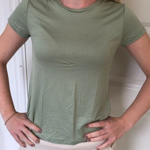 T-shirt Lindex - Ljusgrön t-shirt från Lindex. Lite formsydd 