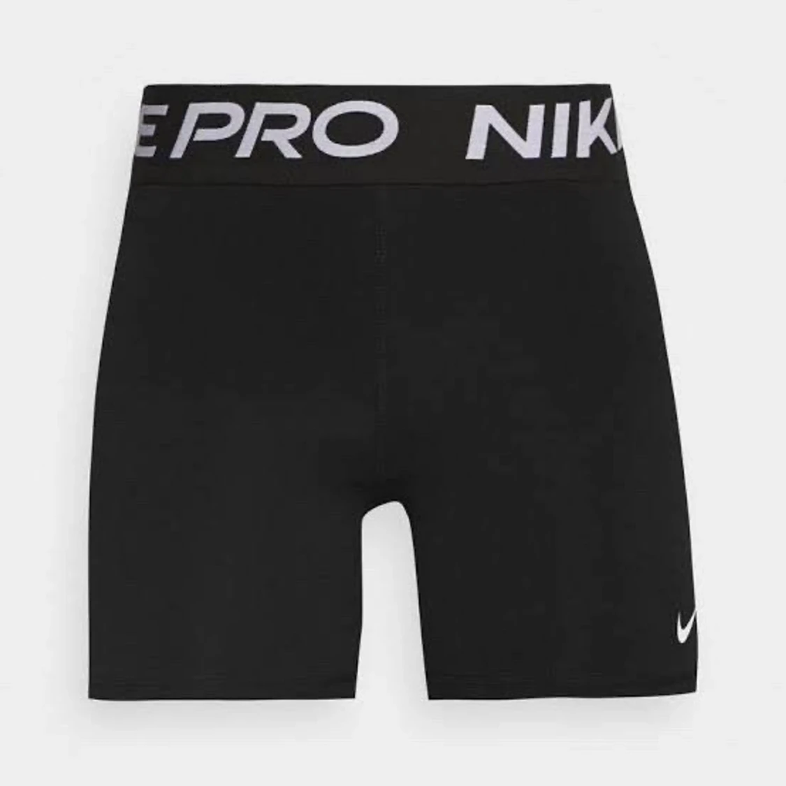 Säljer Nike pros för 250❤️(storlek M)