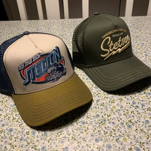 Stetson kepsar  - Två st Stetson trucker , bägge använda ca 2 gånger för att inse att dom kommer bli liggande , så säljer dessa i nyskick ,  320:- st eller båda för 600:- 
