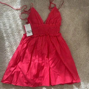 Rosa klänning från Zara, helt oanvänd  - Klänning i storlek S