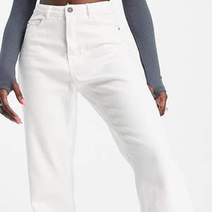 Vita bootcut jeans från Missguided, aldrig använda mes prislapp kvar. Köpta för 400kr på asos. Passar mig som är storlek 36 och 170cm lång.