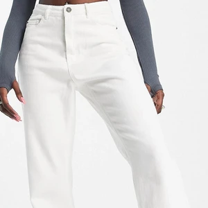 Bootcut jeans - Vita bootcut jeans från Missguided, aldrig använda mes prislapp kvar. Köpta för 400kr på asos. Passar mig som är storlek 36 och 170cm lång.