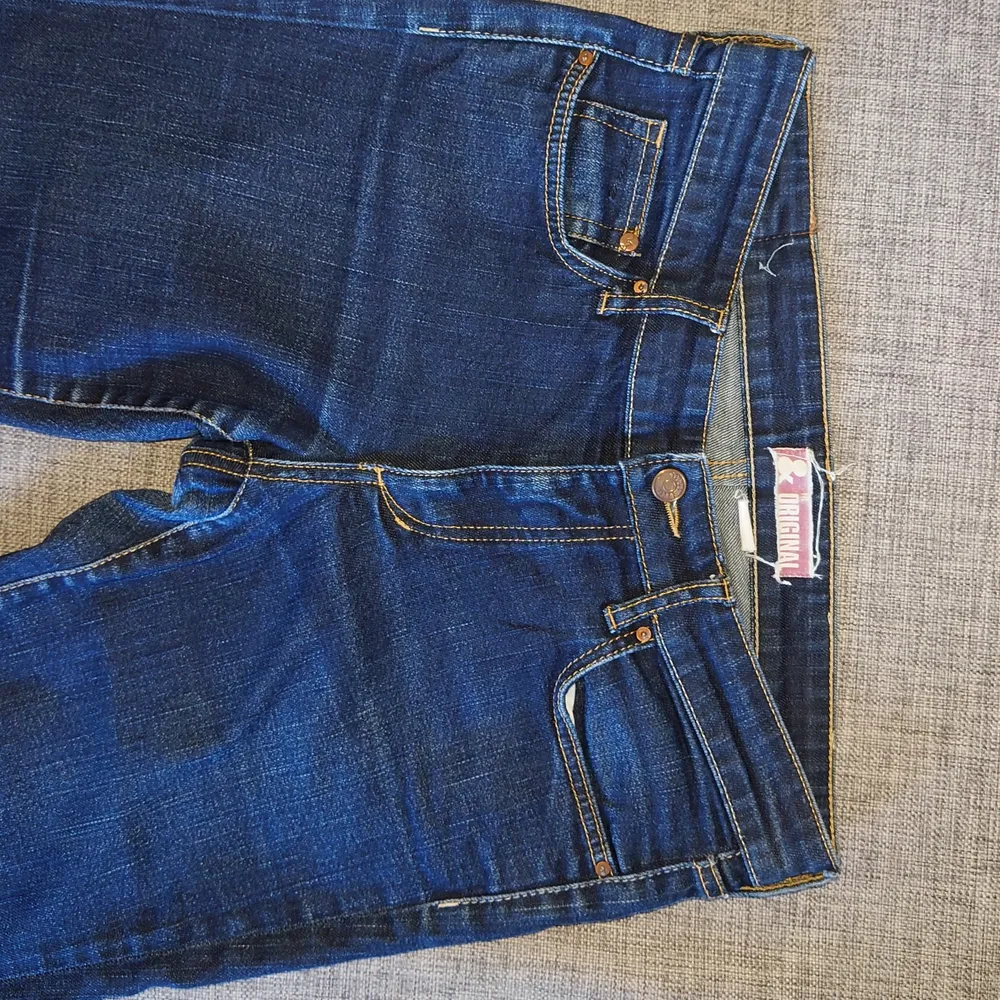 Snyggt slitna jeans från H&M, storlek 30. Strech, raka ben. Mörkare blå färg. Ev frakt betalas av köparen.. Jeans & Byxor.