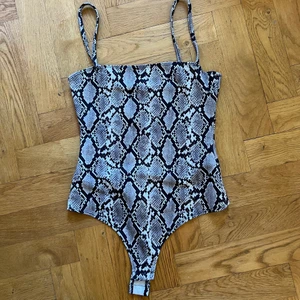 Snake print body - Jättesnygg body, endast använd fåtal gånger