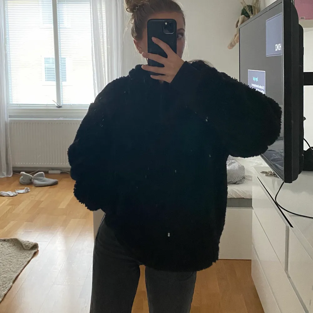 Säljer min as snygga fleece från Weekday som max är använd 5 gånger 💃🏽 köpt på deras herravdelningen därav snyggt oversize, perfekt nu till hösten, frakt tillkommer 💕 köptes förra hösten för 1000 kr . Jackor.