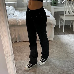 Mid rise jeans Zara - Säljer mina populära mid rise jeans från zara, svin snygga och är i storlek 34 och passar mig som är 170, pris kan diskuteras, lånade bilder skriv för egna ❤️