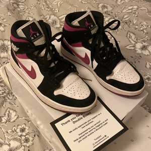 Jordan 1 rosa - Säljer mina ettor. Tröttnar på dem fast än jag inte använt de för mycket.  Lite smått slitna men bra skick. Beställda från double boxed.  Vid intresse hör av dig och gör gärna en så snabb affär som möjligt därför diskuterbart pris :)
