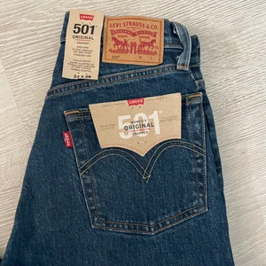 Levi’s 501 - Levi’s 501 strl 24/28, med lapparna kvar🌟🌟 passar om man har EU 34 eller xs :)