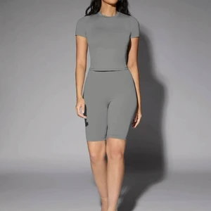 Tränings sett  - Har ändast använt tröjan en gång och bara provat shortsen, precis som nytt.  Settet är jätteskönt och har en väldig fin färg.  Säljer eftersom att jag aldrig använder det. 🥰