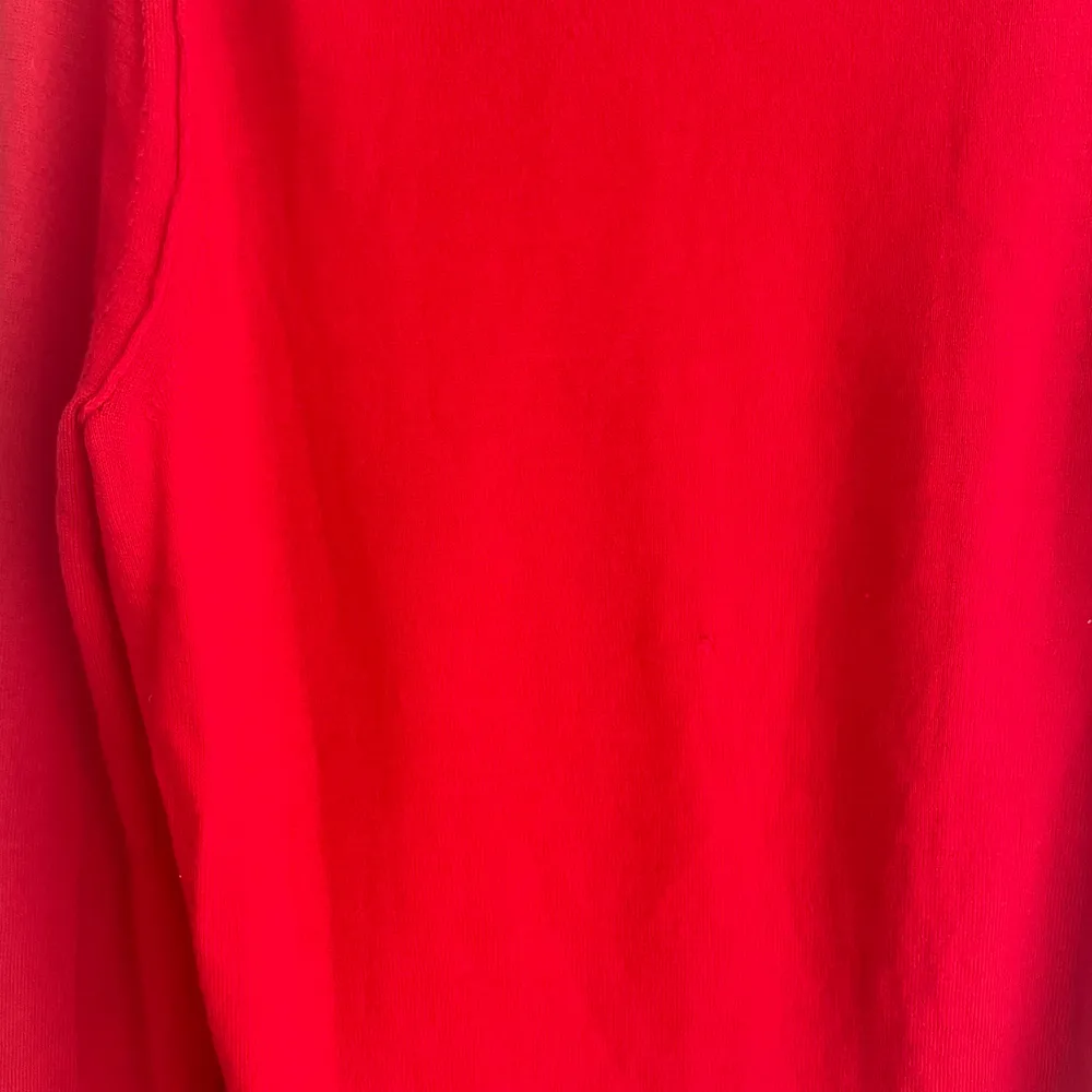 Så fin röd tröja från Zadig. Den har en liten defekt på baksidan av tröjan men är inget man ser när man har på sig den. Skriv för fler bilder! Frakt på 66kr tillkommer vid köp, men kan även ta Instabox! . Tröjor & Koftor.