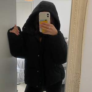 Säljer min älskade svarta ”puffer jacket” som är super snygg och skön! Endast för att jag skaffat en ny och behöver inga fler. 