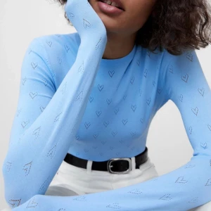 Zara tröja med hjärtan  - Säljer denna jättesöta blåa tröjan från zara, storlek S. 50 kr + frakt