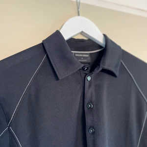 Galvin Green golftröja - Skick: 9/10 Storlek: S  Passar: XS/S   Orginalpris: 499kr Svart Galvin Green golf tröja i sportmaterial  