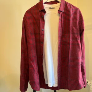 Röd/svart flanellskjorta - Skick: 9-10/10 Storlek: M Passar: M Orginalpris: 299kr