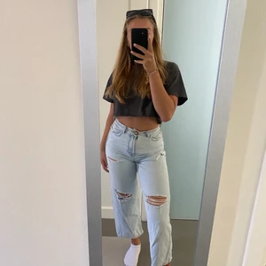 Zara slitna jeans - Pösiga jeans som är supersköna och inte ”stela” i materialet. Tyvärr små för mig💓