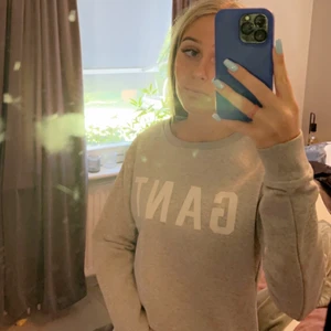 Gant hoodie - Gant hoodie grå säljer för att den inte kommer till användning bra skick ❤️säljaren står för frakten🥰