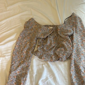 Blus från hm i storlek xs - Blommigt tyg med snören framtill.