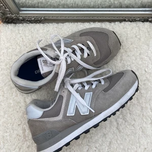 New balance  - Säljer mina nästan helt nya New balance skor. Använda ca 2-3 gånger i färgen grå/brun  Nypris 1099 kr mitt pris 500 kr. Storlek 38  