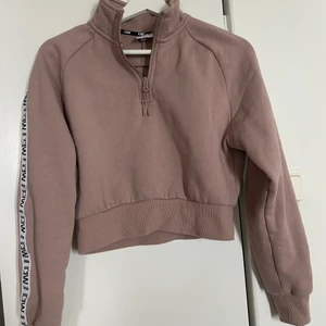 croppad tröja Icaniwill  - Rosa/nudefärgad tröja från Icaniwill i storlek S. Använd ett antal gånger, fint skick!