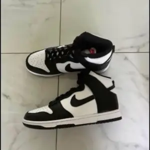 Nike Dunk High Black White   Storlek: EUR 40.5               UK 6.5  Färg: Svart/ Vit  Passar tjejer och killar