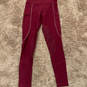Vinröda/Rosa Ridtights - Ridtight från maya dekoren. Väl använda och guppet är lite skadat men inget som direkt syns eller skadar funktionen 💗 halvskodda.