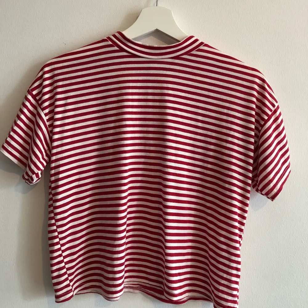 Röd/vit randig t-shirt köpt på miss selfridge i England. Kommer inte längre till användning men är i fint skick och i storlek 36.. T-shirts.