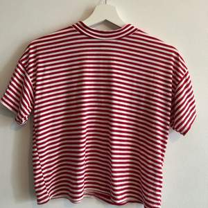 Röd/vit randig t-shirt köpt på miss selfridge i England. Kommer inte längre till användning men är i fint skick och i storlek 36.