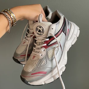 Axel Arigato Marathon Runner - Helt nya marathon runners! Vit med silver och röda detaljer! Nypris är 2600