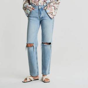 Säljer ett par jeans från Gina tricot😀 ljusblåa. Storlek 36 