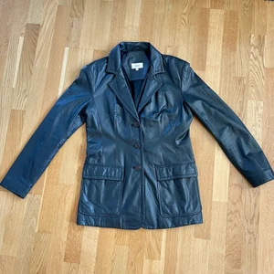 Zoul skinnjacka rak modell strl 38 - En svart vintage skinnjacka i gott skick. Rak modell. Storlek 38.  Frakt betalas av köparen. 