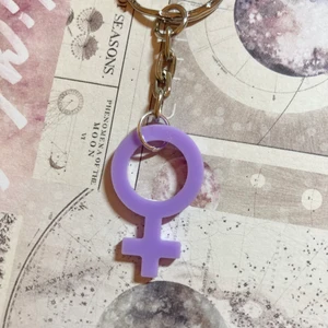 Feminist Nyckelring Lila - Handgjord nyckelring att pimpa dina nycklar med eller varför inte en väska? Vanliga frimärken går på 13kr. Se sista bild för allmän info ❤️