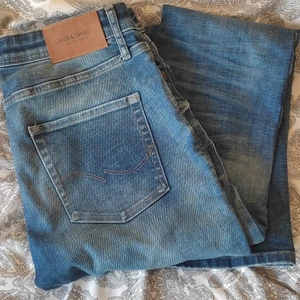 Jack and Jones jeans - Köpte dessa drygt två år sen från Jack and Jones. Dess skick är väldigt bra trots det eftersom jag har inte aktivt använt dom (har använt dom c.a 10 gånger ✨✨).  Om ni vill ha bättre bild på plagget eller frågor så är det bara att skriva ☁️❤️