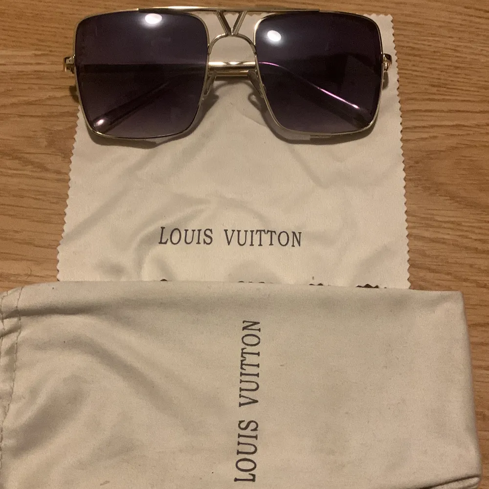 Snygga och oanvända glassögon från Louis Vuitton säljer dom för 900 kr men pris kan diskuteras med snabb affär . Accessoarer.