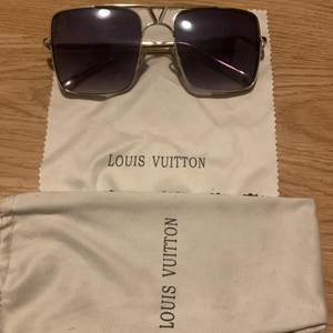 Snygga och oanvända glassögon från Louis Vuitton säljer dom för 900 kr men pris kan diskuteras med snabb affär 